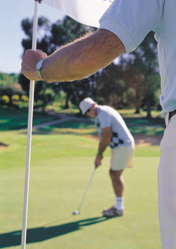 西方人,两个人,伙伴,朋友,站,笑,微笑,露齿笑,竖图,室外,白天,正面,锻炼,旅游,度假,友谊,运动,草地,草坪,树林,植物,帽子,欧洲,欧洲人,握,阴影,光线,高尔夫,高尔夫球,影子,球场,拿,拿着,休闲装,娱乐,运动帽,高尔夫球场,草,树,树木,蓝色,绿色,蓝天,天空,阳光,自然,手套,天,站着,享受,休闲,休闲服,鸭舌帽,放松,握着,生长,成长,高尔夫球杆,绿茵场,户外运动,高尔夫运动,高尔夫球具,友情,老年男性,男人,男性,白种人,站立,半身,彩图,健身