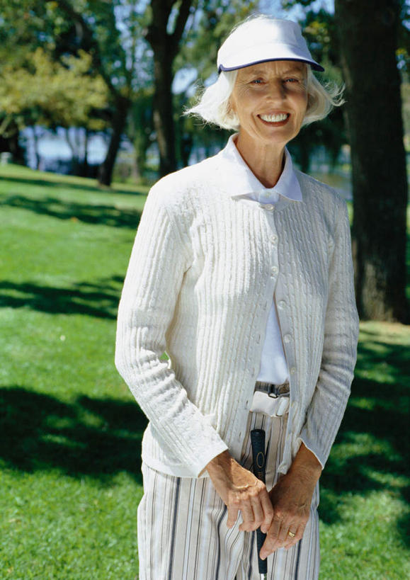 西方人,一个人,站,笑,微笑,露齿笑,竖图,室外,白天,正面,锻炼,旅游,度假,运动,草地,草坪,树林,植物,帽子,欧洲,欧洲人,仅一个女性,仅一个人,握,阴影,光线,高尔夫,高尔夫球,影子,球场,拿,拿着,休闲装,娱乐,运动帽,高尔夫球场,草,树,树木,蓝色,绿色,蓝天,天空,阳光,自然,手套,天,站着,享受,休闲,休闲服,鸭舌帽,放松,握着,仅一个老年女性,生长,成长,高尔夫球杆,绿茵场,户外运动,高尔夫运动,高尔夫球具,老年女性,女人,女性,白种人,站立,半身,彩图,健身