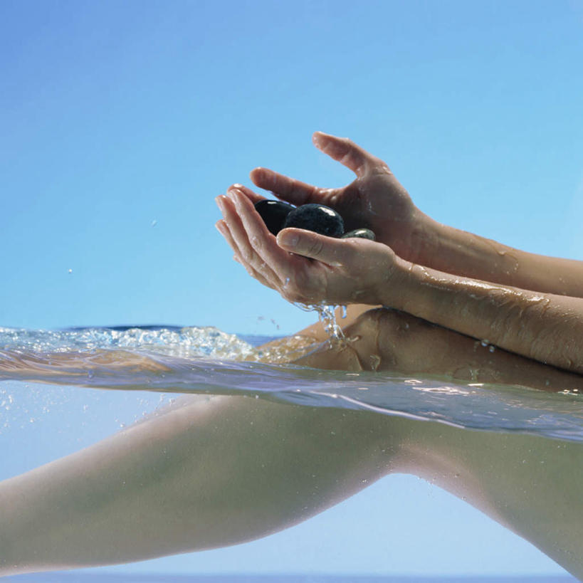 西方人,一个人,坐,捧,方图,室外,特写,白天,侧面,水,欧洲,欧洲人,仅一个年轻女性,仅一个女性,仅一个人,一堆,许多,堆叠,堆积,清澈,透明,液体,水滴,水流,裸露,蓝色,黑色,鹅卵石,赤裸,堆,裸,年轻女性,女人,女性,白种人,端,端着,捧着,手捧,坐着,半身,彩图