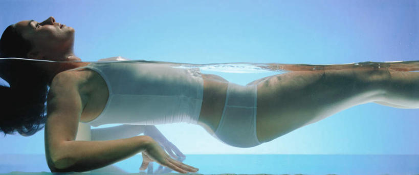 西方人,一个人,躺,横图,室外,白天,侧面,水,欧洲,欧洲人,仅一个年轻女性,仅一个女性,仅一个人,撑,漂浮,清澈,透明,背心,液体,水滴,水流,裸露,蓝色,撑着,裸,卧着,年轻女性,女人,女性,白种人,躺着,卧,半身,彩图