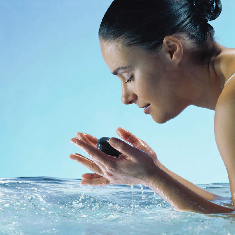 西方人,一个人,跪,闭眼,捧,笑,微笑,方图,室外,特写,白天,侧面,水,欧洲,欧洲人,仅一个年轻女性,仅一个女性,仅一个人,一堆,许多,堆叠,堆积,清澈,透明,液体,水滴,水花,水流,裸露,蓝色,鹅卵石,堆,裸,年轻女性,女人,女性,白种人,闭眼睛,闭着眼,闭着眼睛,端,端着,跪着,捧着,手捧,半身,彩图