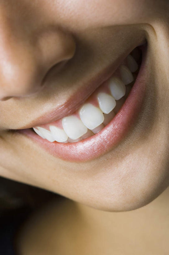 西方人,鼻子,嘴,牙齿,一个人,笑,微笑,露齿笑,竖图,室内,特写,白天,正面,欧洲,欧洲人,仅一个年轻女性,仅一个女性,仅一个人,年轻女性,女人,女性,白种人,鼻,鼻孔,齿,口,口腔,牙,牙龈,嘴巴,嘴唇,半身,彩图