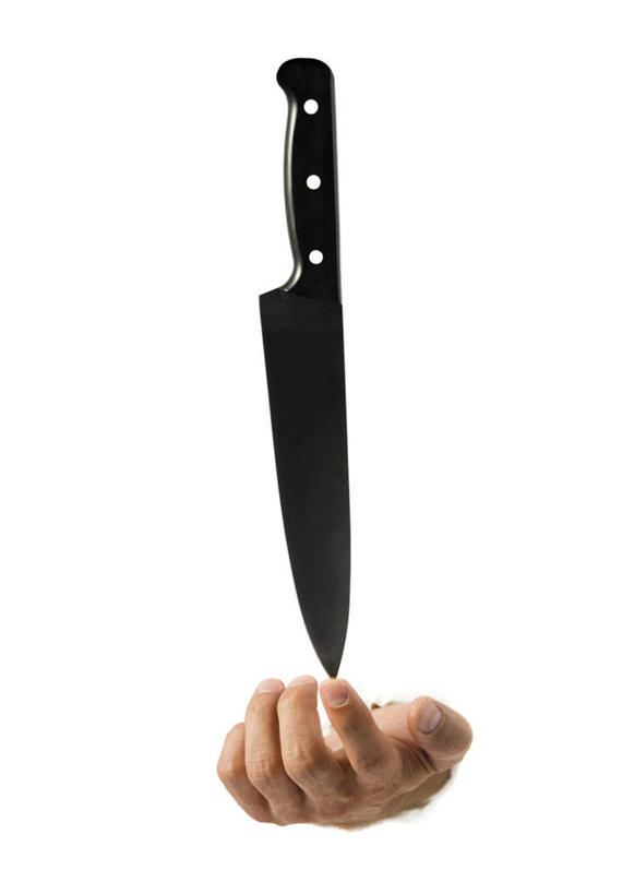 西方人,手,一个人,捧,竖图,室内,特写,白天,白色背景,正面,竞争,欧洲,欧洲人,仅一个男性,仅一个人,仅一个中年男性,一把,对抗,锐利,冲突,刀具,破坏,刀,手部,武器,战争,摄影,影棚,单手,损坏,锋利,尖锐,攻击,威胁,对立,矛盾,兵器,防御,尖利,敌对,挫败,斗争,抗拒,抗衡,凶器,杀伤,威慑,犀利,厉害,危险,男人,男性,中年男性,白种人,端,端着,捧着,手捧,半身,彩图,影棚拍摄,拍摄,匕首