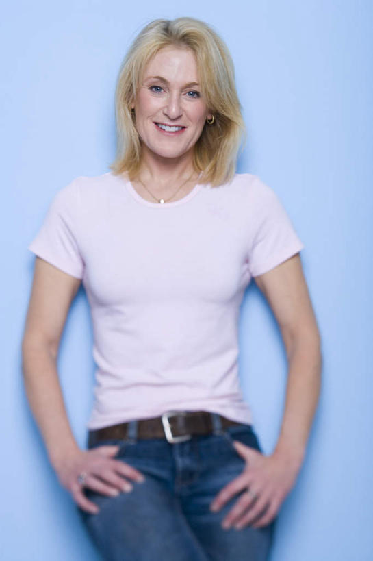 西方人,一个人,站,笑,微笑,露齿笑,竖图,室内,白天,正面,欧洲,欧洲人,仅一个女性,仅一个人,蓝色背景,服装,裤子,注视,牛仔裤,休闲装,衣服,观察,看,站着,仅一个中年女性,休闲,休闲服,金色,摄影,服饰,影棚,观看,察看,双手插袋,关注,手插袋,双手抄兜,双手放兜,女人,女性,中年女性,白种人,长发,直发,插兜,两手抄兜,两手放兜,手插兜,手放口袋,站立,半身,彩图,影棚拍摄,拍摄,手抄兜