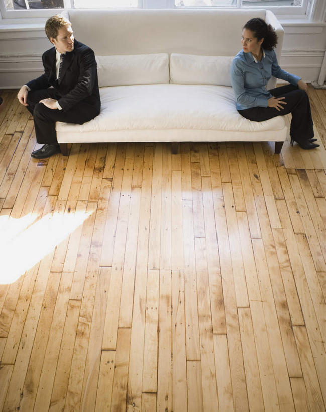 西方人,两个人,同事,商务人士,商务男性,商务女性,坐,竖图,俯视,室内,白天,衬衫,安全,成功,合作,团队,集体,信心,地板,沙发,欧洲,欧洲人,阴影,套装,光线,影子,领带,地面,依靠,注视,队伍,木地板,相视,阳光,观察,看,倚靠,背靠背,面对面,背对背,观看,对视,察看,领导,互视,象征,庄重,成就,关注,相对,商务装,身份,合伙,领袖,布艺沙发,工薪阶层,相看,正式,地位,信任,男人,男性,女人,女性,中年男性,中年女性,白种人,白领,上班族,坐着,彩图,高角度拍摄,全身,衬衣