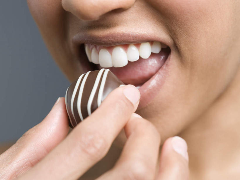 西方人,鼻子,嘴,手,牙齿,一个人,横图,室内,特写,白天,正面,欧洲,欧洲人,仅一个年轻女性,仅一个女性,仅一个人,握,咬,灰色背景,食品,糖,糖果,甜点,甜品,拿,拿着,食物,一个,甜食,巧克力,手部,握着,摄影,影棚,单个,朱古力,黑巧克力,单手,咬着,年轻女性,女人,女性,白种人,鼻,鼻孔,齿,口,口腔,牙,牙龈,嘴巴,嘴唇,半身,彩图,影棚拍摄,拍摄