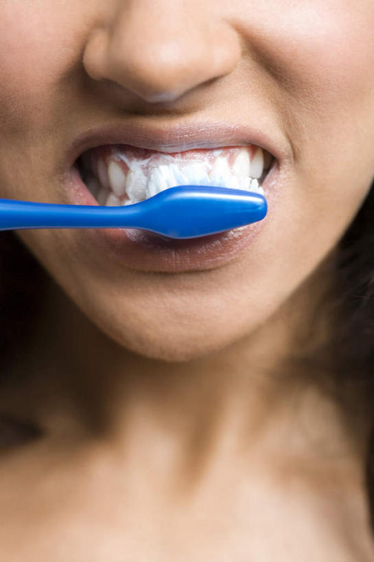 西方人,鼻子,嘴,牙齿,一个人,竖图,室内,特写,白天,正面,欧洲,欧洲人,仅一个年轻女性,仅一个女性,仅一个人,牙刷,刷牙,一个,蓝色,日用品,清洁,摄影,影棚,单个,洗漱用品,卫生,年轻女性,女人,女性,白种人,鼻,鼻孔,齿,口,口腔,牙,牙龈,嘴巴,嘴唇,半身,彩图,影棚拍摄,拍摄