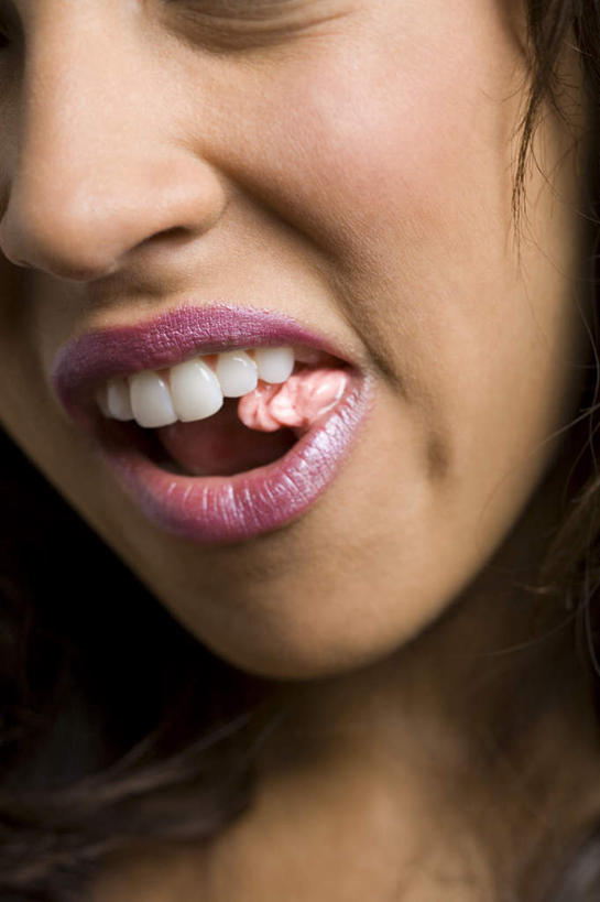 西方人,鼻子,嘴,牙齿,一个人,吃,竖图,室内,特写,白天,正面,欧洲,欧洲人,仅一个年轻女性,仅一个女性,仅一个人,食品,糖果,软糖,食物,甜食,摄影,影棚,泡泡糖,年轻女性,女人,女性,白种人,鼻,鼻孔,齿,口,口腔,牙,牙龈,嘴巴,嘴唇,嚼,食,半身,彩图,影棚拍摄,拍摄