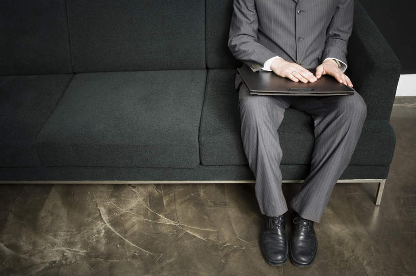 西方人,一个人,商务人士,商务男性,坐,摸,横图,俯视,室内,白天,衬衫,沙发,欧洲,欧洲人,仅一个男性,仅一个人,抚摸,套装,包,公文包,仅一个年轻男性,公事包,商务装,布艺沙发,工薪阶层,男人,男性,年轻男性,白种人,白领,上班族,触摸,接触,坐着,半身,彩图,高角度拍摄,衬衣