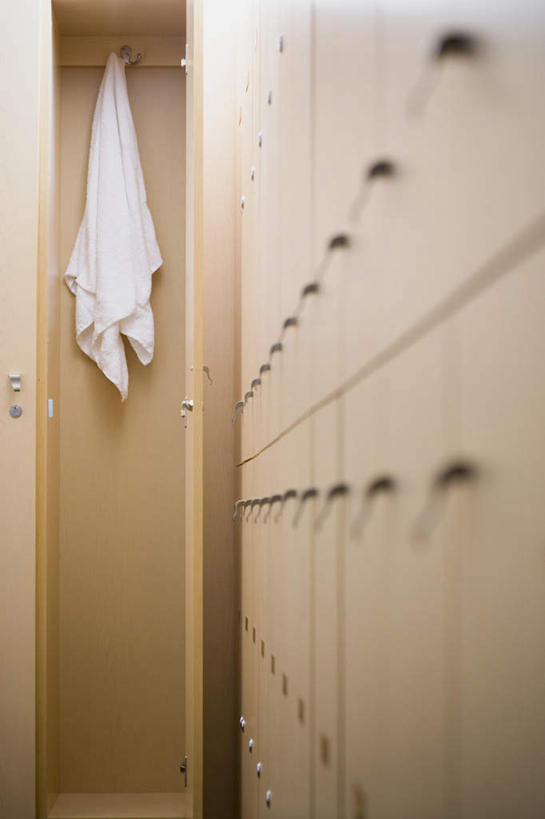 无人,竖图,室内,白天,正面,柜子,吊挂,悬挂,阴影,朦胧,模糊,反射,纺织物,影子,储物柜,挂,毛巾,清洁,保暖,储存,透气,防水,储水,耐磨,吸水,储备,蕴藏,贮备,彩图,贮存