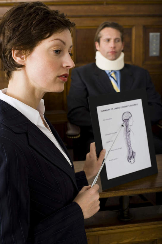 西方人,两个人,律师,办公室,站,坐,竖图,室内,白天,侧面,衬衫,西装,家具,桌子,椅子,欧洲,欧洲人,握,套装,服装,正装,材料,档案,棍子,文件,纸,办公桌,法院,领带,指挥棒,拿,拿着,注视,职业装,衣服,会议椅,手稿,资料,观察,看,站着,握着,服饰,观看,办公椅,证明,察看,法庭,衣着,穿着,关注,文档,颈托,办公家具,商务椅,培训椅,衣饰,证人,男人,男性,年轻女性,女人,女性,中年男性,白种人,法律家,法学家,站立,坐着,半身,彩图,衬衣