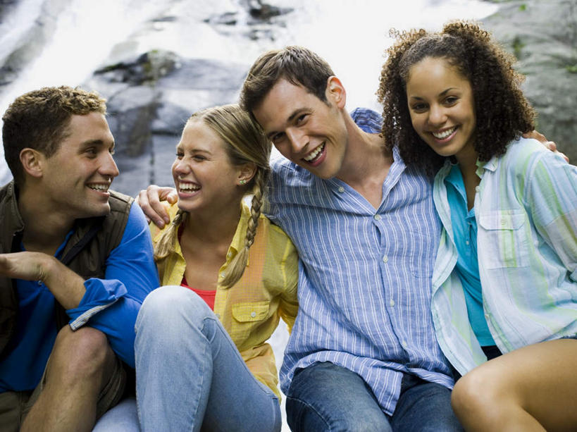 西方人,四个人,伙伴,朋友,坐,抱,笑,微笑,露齿笑,横图,室外,白天,正面,爱情,旅游,度假,友谊,石头,美景,瀑布,水,欧洲,欧洲人,一排,飞溅,服装,整齐,溅,石子,液体,景观,水滴,浪漫,注视,休闲装,娱乐,水珠,排列,衣服,自然,观察,看,享受,休闲,温暖,温馨,休闲服,景色,恩爱,放松,恋人,服饰,抱着,观看,和睦,察看,搂着,队列,关注,喷洒,自然风光,友情,男人,男性,年轻男性,年轻女性,女人,女性,白种人,情侣,跌水,石块,岩石,怀抱,搂,搂抱,相抱,拥抱,坐着,半身,彩图,伴侣,融洽