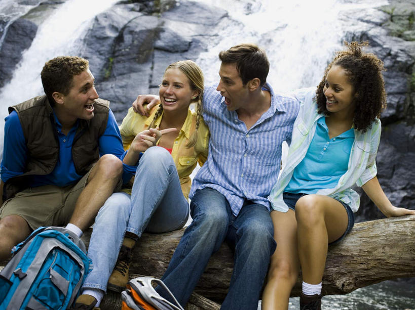 西方人,四个人,伙伴,朋友,坐,抱,笑,微笑,露齿笑,横图,室外,白天,正面,爱情,旅游,度假,友谊,石头,美景,瀑布,水,欧洲,欧洲人,一排,飞溅,服装,整齐,溅,包,石子,液体,景观,水滴,树桩,浪漫,旅行包,注视,休闲装,娱乐,水珠,树,树干,排列,衣服,自然,背包,观察,看,享受,休闲,温暖,温馨,休闲服,木桩,景色,恩爱,放松,恋人,服饰,抱着,观看,和睦,察看,搂着,队列,关注,喷洒,自然风光,旅游包,友情,男人,男性,年轻男性,年轻女性,女人,女性,白种人,情侣,跌水,石块,岩石,怀抱,搂,搂抱,相抱,拥抱,坐着,半身,彩图,伴侣,融洽,双肩包