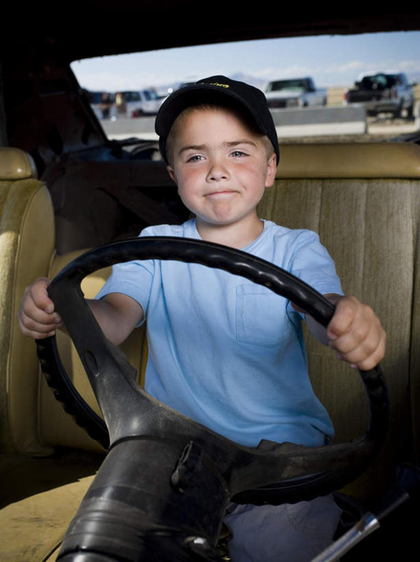 西方人,儿童,一个人,坐,竖图,室内,白天,正面,纯洁,机器,仪器,汽车,帽子,欧洲,欧洲人,仅一个男性,仅一个人,一辆,握,服装,注视,休闲装,设备,运动帽,车,小孩,衣服,蓝色,方向盘,交通工具,轿车,观察,驾驶,看,行驶,仅一个小孩,休闲,休闲服,鸭舌帽,可爱,童年,童趣,握着,服饰,观看,控制,察看,关注,载具,童真,烂漫,无邪,天真,男孩,男人,男性,白种人,孩子,坐着,半身,彩图,男生