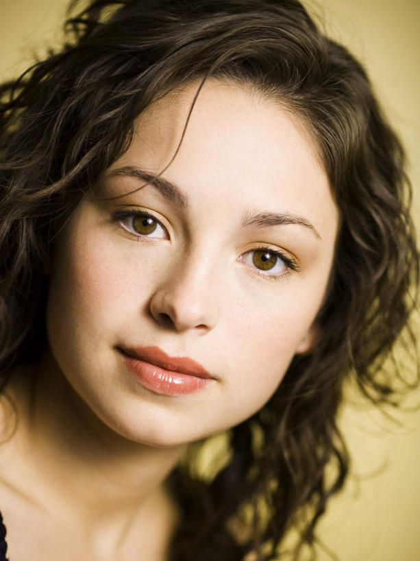 西方人,脸,头,脸颊,头发,一个人,笑,微笑,竖图,室内,特写,白天,正面,欧洲,欧洲人,仅一个年轻女性,仅一个女性,仅一个人,黄色背景,服装,注视,休闲装,肩膀,衣服,黑色,观察,看,休闲,休闲服,摄影,服饰,影棚,观看,察看,黑丝,关注,年轻女性,女人,女性,白种人,头部,长发,卷发,脸部,脸蛋,面部,半身,彩图,影棚拍摄,拍摄