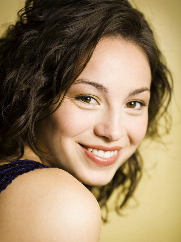 西方人,脸,头,脸颊,头发,一个人,笑,微笑,竖图,室内,特写,白天,侧面,欧洲,欧洲人,仅一个年轻女性,仅一个女性,仅一个人,黄色背景,服装,扭头,注视,休闲装,肩膀,衣服,黑色,观察,看,转头,休闲,休闲服,摄影,服饰,影棚,观看,察看,黑丝,关注,年轻女性,女人,女性,白种人,头部,长发,卷发,脸部,脸蛋,面部,半身,彩图,影棚拍摄,拍摄