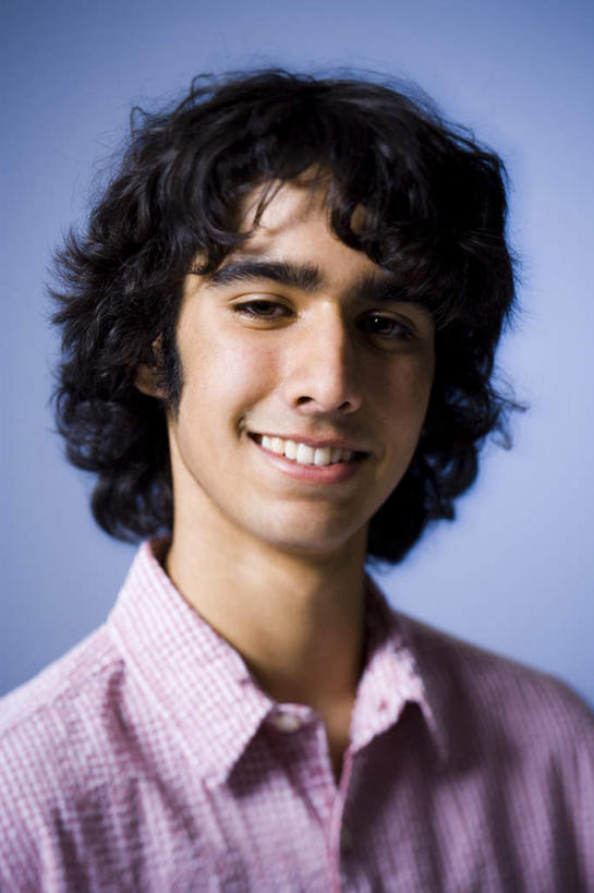 西方人,脸,头,脸颊,脖子,头发,一个人,笑,微笑,露齿笑,竖图,室内,特写,白天,正面,衬衫,欧洲,欧洲人,仅一个男性,仅一个人,蓝色背景,服装,淡紫色,注视,肩膀,仅一个年轻男性,衣服,观察,看,摄影,服饰,影棚,观看,察看,衣着,穿着,关注,衣饰,男人,男性,年轻男性,白种人,头部,脖,颈,颈部,脸部,脸蛋,面部,半身,彩图,影棚拍摄,衬衣,拍摄