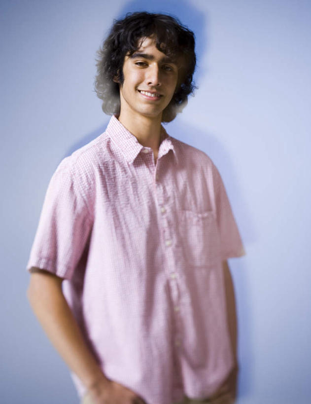 西方人,一个人,站,笑,微笑,露齿笑,竖图,室内,白天,正面,衬衫,欧洲,欧洲人,仅一个男性,仅一个人,蓝色背景,服装,淡紫色,注视,仅一个年轻男性,衣服,观察,看,站着,摄影,服饰,影棚,观看,察看,双手插袋,衣着,穿着,关注,手插袋,双手抄兜,双手放兜,衣饰,男人,男性,年轻男性,白种人,插兜,两手抄兜,两手放兜,手插兜,手放口袋,站立,半身,彩图,影棚拍摄,衬衣,拍摄,手抄兜