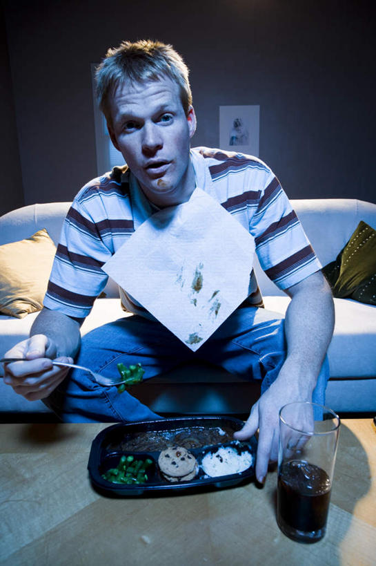 西方人,一个人,坐,竖图,室内,夜晚,正面,桌子,杯子,餐具,欧洲,欧洲人,仅一个男性,仅一个人,握,阴影,服装,朦胧,模糊,反射,木制,叉子,影子,塑料,饮品,拿,茶几,拿着,注视,休闲装,可乐,玻璃制品,盒子,饮料,仅一个年轻男性,衣服,餐巾,木制品,容器,水杯,塑料制品,碳酸饮料,观察,看,休闲,休闲服,握着,服饰,观看,储藏,察看,储存,关注,可口,餐叉,适口,保洁方巾,口布,男人,男性,年轻男性,白种人,玻璃杯,进餐用具,抬头,仰头,坐着,半身,彩图,晚饭,贮存