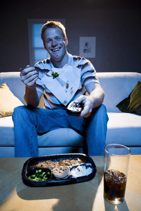 西方人,一个人,坐,笑,微笑,露齿笑,竖图,室内,夜晚,正面,桌子,杯子,餐具,欧洲,欧洲人,仅一个男性,仅一个人,握,阴影,服装,朦胧,模糊,反射,木制,叉子,影子,塑料,饮品,拿,茶几,拿着,注视,休闲装,可乐,玻璃制品,盒子,饮料,仅一个年轻男性,衣服,餐巾,木制品,容器,水杯,塑料制品,碳酸饮料,观察,看,休闲,休闲服,握着,服饰,观看,储藏,察看,储存,关注,可口,餐叉,适口,保洁方巾,口布,男人,男性,年轻男性,白种人,玻璃杯,进餐用具,抬头,仰头,坐着,半身,彩图,晚饭,贮存