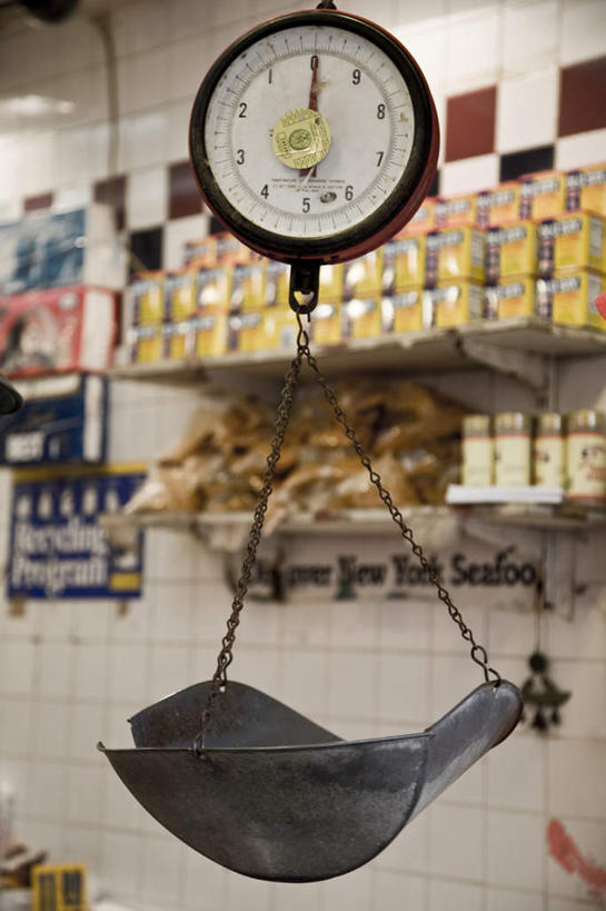 海鲜,无人,商店,竖图,室内,特写,白天,正面,购物,消费,仪器,超市,商场,阴影,朦胧,模糊,反射,鱼,影子,水产,鱼类,海洋生物,一个,金融,百货,单个,衡量,水生动物,海产品,水生物,计量,台秤,选购,贸易,百货公司,海底动物,血拼,衡器,秤,彩图,购物商场,购物中心,商业中心