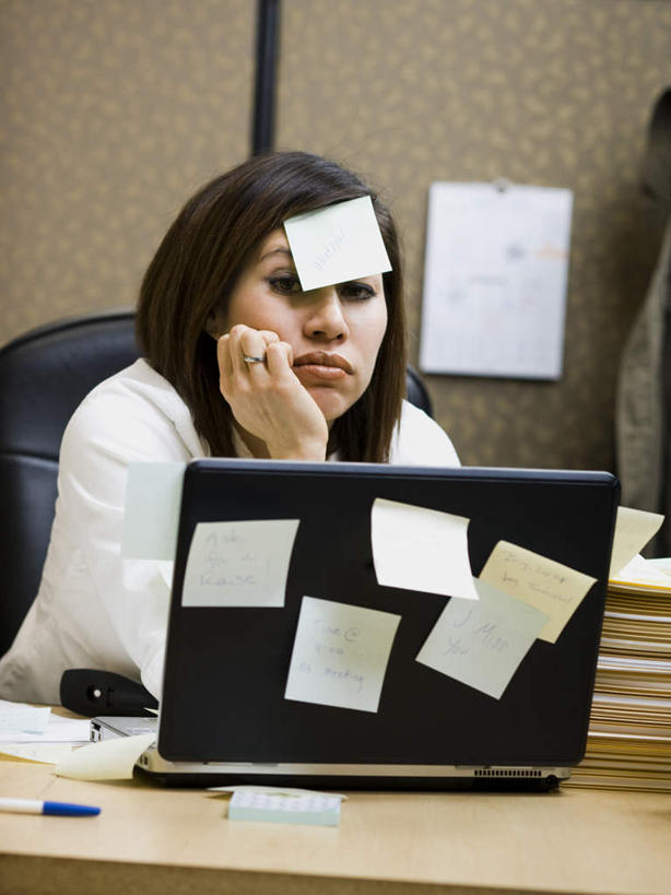 西方人,一个人,商务人士,商务女性,竖图,室内,白天,正面,电脑,笔记本电脑,椅子,欧洲,欧洲人,仅一个女性,仅一个人,撑,套装,粘性,网络,墙,办公用品,便利贴,便签,托腮,注视,通讯设备,墙壁,墙面,文具,会议椅,观察,看,托,仅一个中年女性,思考,观看,一台,办公设备,办公椅,文具用品,记事,察看,无线,关注,托下巴,通信设备,商务装,无线网络,无线上网,便携式电脑,工薪阶层,快捷,文化工具,商务椅,培训椅,方便,思虑,N次贴,便条贴,告诉贴,即时贴,手提电脑,女人,女性,中年女性,白种人,白领,上班族,半身,彩图