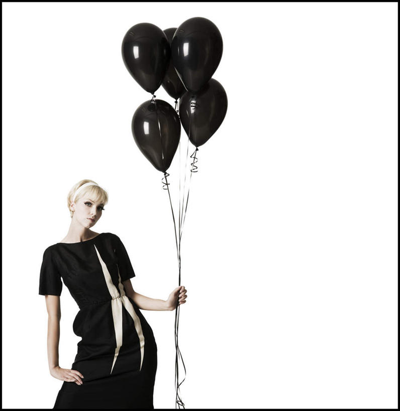 西方人,一个人,站,竖图,室内,白天,白色背景,正面,欧洲,欧洲人,仅一个年轻女性,仅一个女性,仅一个人,握,服装,装饰,塑料,拿,拿着,注视,休闲装,手叉腰,衣服,黑色,气球,塑料制品,叉腰,观察,看,站着,四个,休闲,休闲服,橡胶,握着,摄影,服饰,影棚,观看,华丽,修饰,点缀,察看,关注,橡胶制品,衬托,美观,雅致,雅观,年轻女性,女人,女性,白种人,站立,半身,彩图,影棚拍摄,拍摄