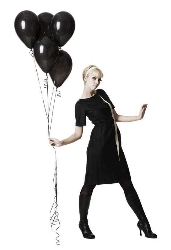 西方人,一个人,站,竖图,室内,白天,白色背景,正面,欧洲,欧洲人,仅一个年轻女性,仅一个女性,仅一个人,握,服装,装饰,塑料,拿,拿着,注视,休闲装,手叉腰,衣服,黑色,气球,塑料制品,叉腰,观察,看,站着,四个,休闲,休闲服,橡胶,握着,摄影,服饰,影棚,观看,华丽,修饰,点缀,察看,关注,橡胶制品,衬托,美观,雅致,雅观,年轻女性,女人,女性,白种人,站立,彩图,全身,影棚拍摄,拍摄