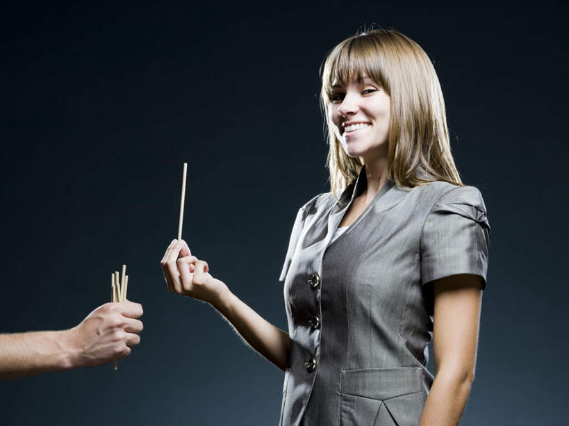 西方人,手,两个人,同事,商务人士,商务女性,站,笑,微笑,横图,室内,白天,正面,成功,合作,团队,集体,信心,欧洲,欧洲人,握,黑色背景,套装,塑料,拿,拿着,注视,队伍,塑料制品,吸管,观察,看,站着,手部,握着,摄影,影棚,观看,察看,空心,领导,成就,关注,商务装,合伙,领袖,工薪阶层,抽签,饮管,年轻女性,女人,女性,白种人,白领,上班族,站立,半身,彩图,影棚拍摄,拍摄,圆柱状