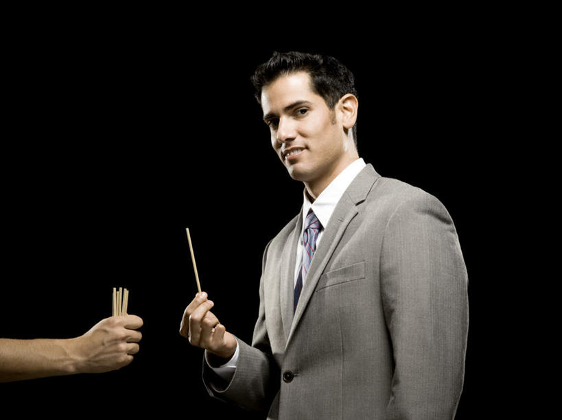 西方人,两个人,同事,商务人士,商务男性,站,笑,微笑,横图,室内,白天,侧面,衬衫,成功,合作,团队,集体,信心,欧洲,欧洲人,握,黑色背景,套装,塑料,领带,拿,拿着,注视,队伍,相视,塑料制品,吸管,观察,看,站着,面对面,握着,摄影,影棚,观看,对视,察看,空心,领导,互视,象征,庄重,成就,关注,相对,商务装,身份,合伙,领袖,工薪阶层,相看,抽签,正式,地位,饮管,男人,男性,年轻男性,白种人,白领,上班族,站立,半身,彩图,影棚拍摄,衬衣,拍摄,圆柱状