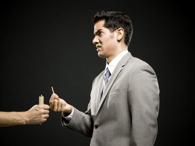 西方人,两个人,同事,商务人士,商务男性,站,横图,室内,白天,侧面,衬衫,成功,合作,团队,集体,信心,欧洲,欧洲人,握,黑色背景,套装,塑料,领带,拿,拿着,注视,队伍,相视,塑料制品,吸管,观察,看,站着,面对面,握着,摄影,影棚,观看,对视,察看,空心,领导,互视,象征,庄重,成就,关注,相对,商务装,身份,合伙,领袖,工薪阶层,相看,抽签,正式,地位,饮管,男人,男性,年轻男性,白种人,白领,上班族,站立,半身,彩图,影棚拍摄,衬衣,拍摄,圆柱状