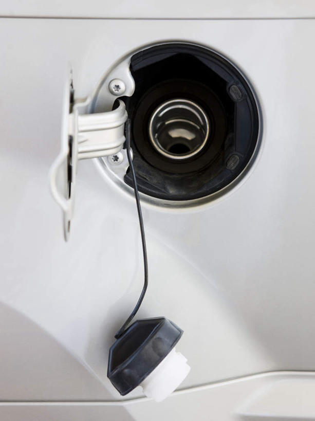 无人,竖图,室外,特写,白天,正面,汽车,静物,一辆,阴影,光线,影子,车,阳光,交通工具,轿车,能源,燃料,资源,载具,能量,汽油,燃油,彩图