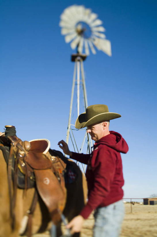 西方人,一个人,站,摸,竖图,室外,白天,侧面,农业,风能,风力发电机,马,野生动物,风车,帽子,欧洲,欧洲人,仅一个男性,仅一个人,仅一个中年男性,抚摸,阴影,服装,环保,电力,光线,影子,注视,休闲装,设备,座位,马鞍,衣服,红色,蓝色,蓝天,天空,阳光,动物,天,观察,看,站着,休闲,休闲服,发电,机械,牛仔帽,工业,运输,服饰,牲畜,能源,晴朗,观看,资源,察看,风力机,关注,利用,低碳,万里无云,马具,风力发电,男人,男性,中年男性,白种人,晴空,晴空万里,触摸,接触,站立,半身,彩图