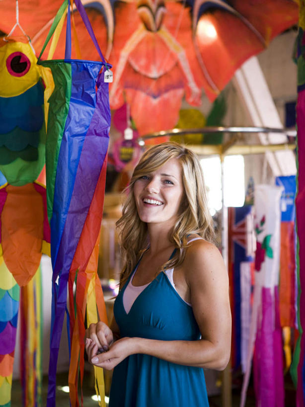 西方人,一个人,商店,站,笑,微笑,露齿笑,竖图,室内,白天,正面,裙子,购物,消费,超市,商场,欧洲,欧洲人,仅一个年轻女性,仅一个女性,仅一个人,许多,握,连衣裙,很多,拿,拿着,注视,风筝,观察,看,站着,放风筝,握着,金融,百货,观看,察看,纸鸢,关注,选购,贸易,百货公司,放鹞子,鹞,鹞子,鸢,木鸢,血拼,年轻女性,女人,女性,白种人,站立,半身,彩图,购物商场,购物中心,商业中心