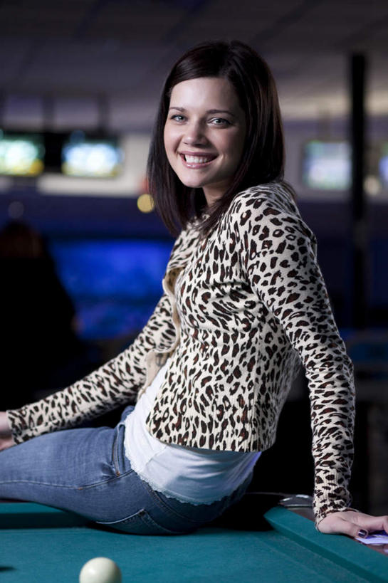 西方人,一个人,坐,笑,微笑,露齿笑,竖图,室内,白天,侧面,台球,欧洲,欧洲人,仅一个年轻女性,仅一个女性,仅一个人,撑,撞球,阴影,服装,光线,球杆,影子,灯光,注视,休闲装,运动器械,彩球,衣服,观察,看,休闲,休闲服,健身器械,豹纹,服饰,观看,察看,台球桌,撑着,关注,健身器材,斯诺克,桌球室,斯诺克球,斯诺克台球,桌球,年轻女性,女人,女性,白种人,坐着,半身,彩图,运动器材