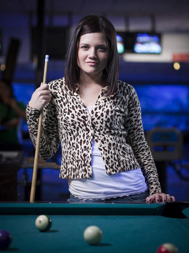 西方人,一个人,站,竖图,室内,白天,正面,台球,欧洲,欧洲人,仅一个年轻女性,仅一个女性,仅一个人,撞球,阴影,服装,光线,球杆,影子,灯光,注视,休闲装,运动器械,彩球,衣服,观察,看,站着,休闲,休闲服,健身器械,豹纹,服饰,观看,察看,台球桌,关注,健身器材,斯诺克,桌球室,斯诺克球,斯诺克台球,桌球,年轻女性,女人,女性,白种人,站立,半身,彩图,运动器材