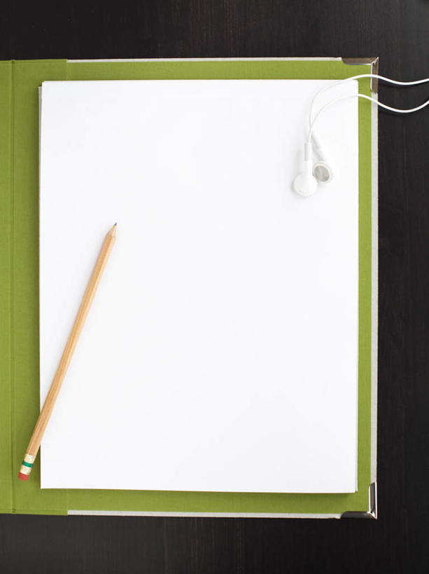 无人,竖图,俯视,室内,特写,白天,快乐,满意,幸福,静物,黑色背景,笔,材料,档案,文件,纸,办公用品,音响,音乐,娱乐,文具,白纸,耳机,铅笔,手稿,学习用品,资料,享受,休闲,放松,摄影,影棚,摆放,档案夹,文具用品,证明,一支,舒适,享乐,文档,彩图,高角度拍摄,影棚拍摄,拍摄