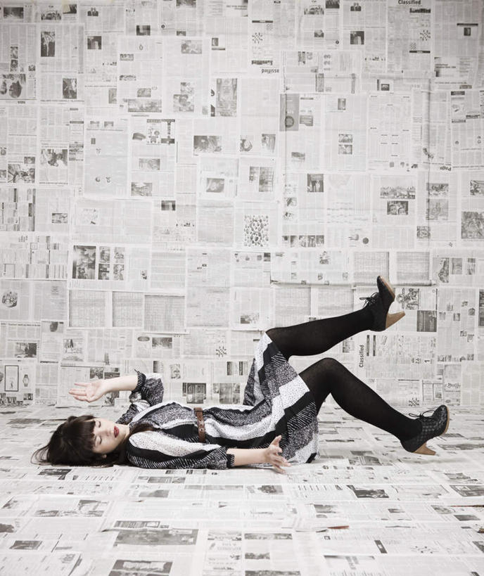 西方人,一个人,躺,竖图,室内,白天,侧面,报纸,欧洲,欧洲人,仅一个年轻女性,仅一个女性,仅一个人,许多,条纹,服装,信息,墙,二郎腿,抬腿,休闲装,墙壁,墙面,衣服,休闲,休闲服,摄影,服饰,影棚,新闻,粘贴,卧着,年轻女性,女人,女性,白种人,躺着,卧,彩图,全身,影棚拍摄,拍摄,报刊