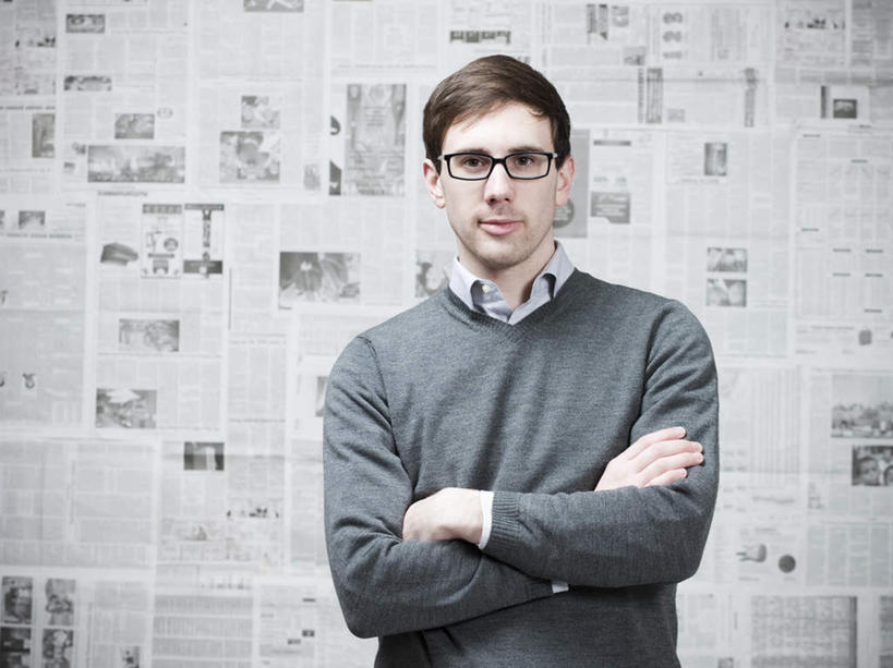 西方人,一个人,站,双手交叉,横图,室内,白天,正面,报纸,欧洲,欧洲人,仅一个男性,仅一个人,许多,服装,信息,眼镜,墙,注视,休闲装,墙壁,墙面,仅一个年轻男性,衣服,灰色,观察,看,站着,休闲,休闲服,摄影,服饰,影棚,观看,新闻,察看,双手抱胸,关注,近视眼镜,粘贴,男人,男性,年轻男性,白种人,站立,半身,彩图,影棚拍摄,拍摄,报刊