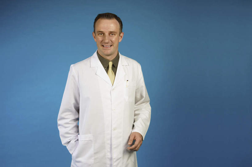 一个人,医生,站,笑,微笑,露齿笑,横图,室内,白天,正面,工作服,制服,亚洲,仅一个男性,仅一个人,仅一个中年男性,蓝色背景,领带,注视,黄色,蓝色,观察,看,站着,医护人员,医疗人员,摄影,影棚,观看,察看,象征,庄重,关注,身份,手插袋,单手插袋,单手抄兜,单手放兜,正式,地位,工作制服,男人,男性,中年男性,阿拉伯人,白种人,亚洲人,大夫,插兜,手插兜,手放口袋,站立,半身,彩图,影棚拍摄,工作套服,拍摄,手抄兜