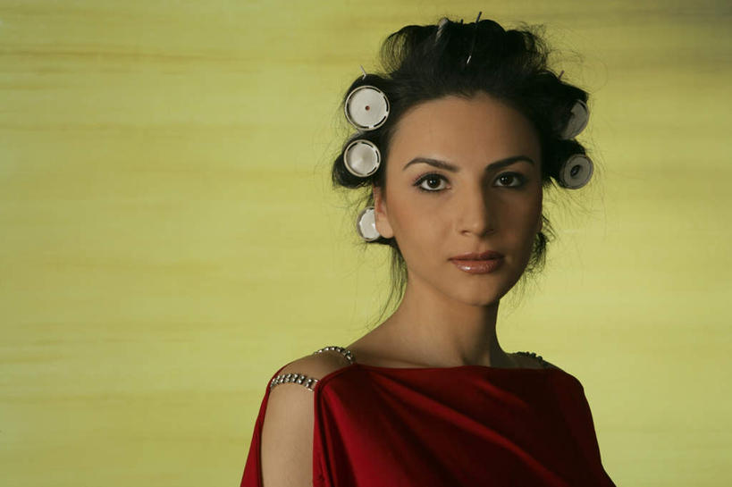 一个人,站,笑,微笑,横图,室内,白天,正面,亚洲,仅一个年轻女性,仅一个女性,仅一个人,五个,许多,阴影,黄色背景,服装,朦胧,模糊,反射,影子,注视,休闲装,衣服,红色,观察,看,站着,休闲,休闲服,摄影,服饰,影棚,观看,卷发棒,卷发器,察看,关注,烫发器,塑料卷发棒,年轻女性,女人,女性,阿拉伯人,白种人,亚洲人,站立,半身,彩图,影棚拍摄,拍摄