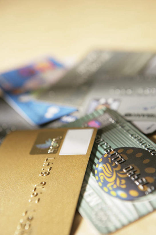 无人,竖图,俯视,室内,特写,白天,游戏,赌博,贪欲,竞争,信用卡,桌面,桌子,扑克牌,纸牌,玩具,扑克,一堆,一张,许多,阴影,堆叠,堆积,朦胧,模糊,反射,木制,影子,凌乱,玩,娱乐,刺激,木制品,休闲,卡,储蓄卡,活动,堆,混乱,发泄,消遣,智力,赌具,投机,侥幸,欲望,宣泄,纷乱,缭乱,庞杂,银行卡,玩耍,嬉戏,彩图,高角度拍摄,胜负,输赢