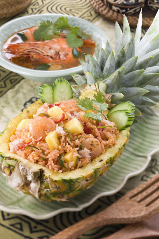 米饭,无人,竖图,俯视,室内,特写,白天,烹饪,西餐,餐桌,桌子,菠萝,黄瓜,辣椒,芹菜,蔬菜,杯子,餐具,水果,新鲜,叉子,碟子,篮子,盘,生食,虾仁,料理,食品,果实,饭,菜肴,美食,食物,盘子,水杯,碟,西式,佳肴,有机食品,绿色食品,餐台,五谷,辣角,红海椒,大椒,辣虎,广椒,茶杯,进餐用具,烹调用具,凤梨,药芹,水芹,青瓜,辣子,胡瓜,红辣椒,旱芹,海椒,番椒,彩图,高角度拍摄