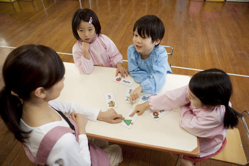 东方人,儿童,四个人,伙伴,朋友,坐,笑,微笑,露齿笑,横图,俯视,室内,白天,游戏,满意,友谊,纯洁,胜利,地板,桌子,椅子,亚洲,撑,办公桌,木椅,地面,玩,注视,黄种人,娱乐,木地板,小孩,观察,看,手势,休闲,同学,可爱,同意,童年,童趣,ok手势,观看,察看,撑着,校友,关注,童真,烂漫,无邪,同窗,学友,天真,友情,男孩,男人,男性,年轻女性,女孩,女人,女性,亚洲人,老师,玩耍,嬉戏,坐着,半身,彩图,高角度拍摄,男生,女生,同意手势