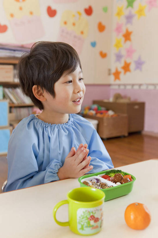 东方人,儿童,一个人,坐,笑,微笑,露齿笑,竖图,室内,白天,正面,纯洁,地板,桌子,柑橘,杯子,水果,亚洲,仅一个男性,仅一个人,许多,粘性,饭盒,办公桌,墙,办公用品,便利贴,便签,地面,黄种人,木地板,墙壁,墙面,文具,排列,小孩,水杯,仅一个小孩,可爱,童年,童趣,办公设备,文具用品,记事,童真,烂漫,无邪,快捷,文化工具,方便,N次贴,便条贴,告诉贴,即时贴,摆列,天真,男孩,男人,男性,亚洲人,孩子,茶杯,橘子,桔子,橙子,橙,拍手,坐着,半身,彩图,布列,分列,男生