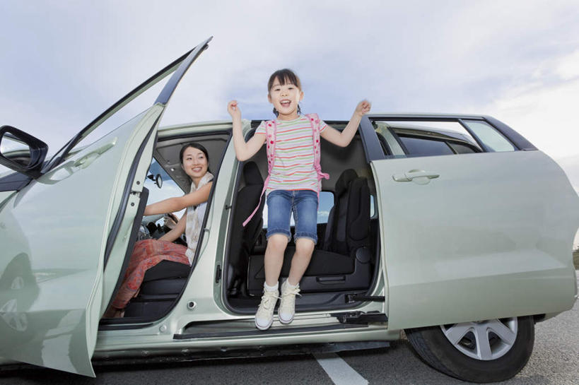 东方人,儿童,两个人,母亲,儿子,站,坐,笑,微笑,露齿笑,横图,室外,白天,仰视,纯洁,汽车,亚洲,瓷砖,地砖,云,云朵,地面,云彩,黄种人,车,小孩,蓝色,白云,蓝天,天空,交通工具,轿车,天,站着,母子,可爱,母爱,童年,童趣,童真,烂漫,无邪,天真,年轻女性,女孩,女人,女性,亚洲人,站立,坐着,彩图,低角度拍摄,全身,女生