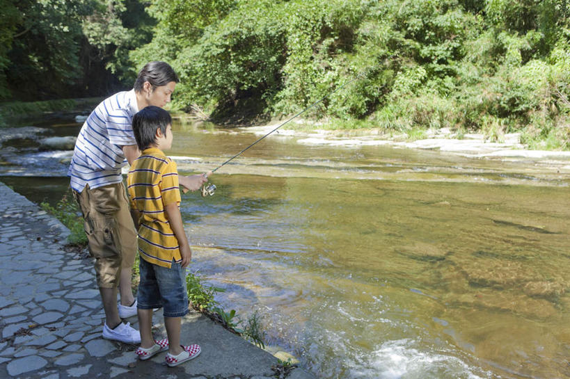 东方人,儿童,两个人,家庭,父亲,儿子,站,横图,室外,白天,侧面,纯洁,草地,草坪,河流,森林,山,山脉,树林,水,植物,钓鱼竿,亚洲,河水,山峰,水流,山峦,黄种人,草,树,树木,小孩,绿色,自然,群山,站着,温暖,温馨,父子,一家人,父爱,可爱,童年,童趣,生长,成长,渔具,和睦,童真,烂漫,无邪,天真,男孩,男人,男性,年轻男性,亚洲人,孩子,年轻人,钓竿,鱼竿,站立,彩图,全身,钓鱼,融洽,男生