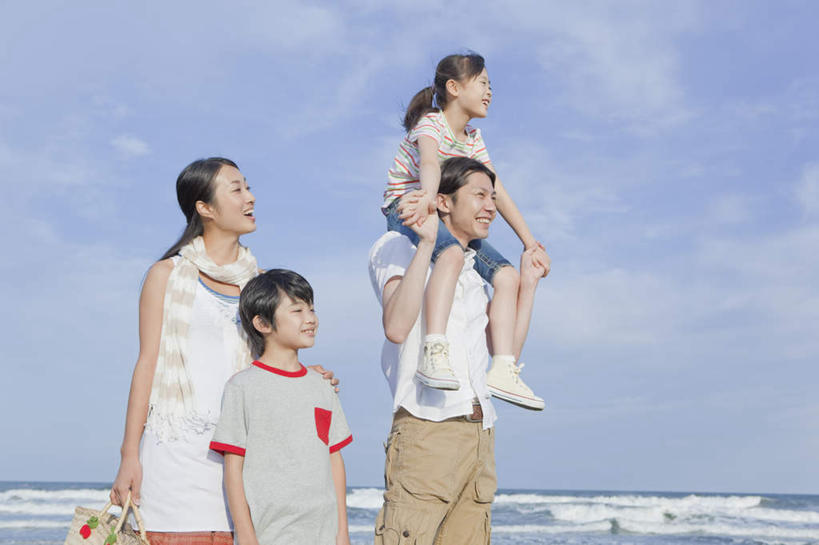 东方人,儿童,四个人,家庭,夫妻,母亲,父亲,女儿,儿子,站,抱,横图,室外,白天,正面,爱情,纯洁,海浪,海洋,亚洲,握,浪花,水平线,云,云朵,辽阔,海平线,浪漫,拿,云彩,拎,拿着,黄种人,小孩,蓝色,白云,蓝天,天空,海水,天,站着,广阔,温暖,温馨,父女,父子,母女,母子,一家人,恩爱,父爱,可爱,母爱,童年,童趣,握着,恋人,抱着,一望无际,和睦,搂着,海景,童真,烂漫,无邪,无边无际,一马平川,天真,男孩,男人,男性,年轻男性,年轻女性,女孩,女人,女性,亚洲人,孩子,年轻人,夫妇,情侣,大海,风浪,海,海水的波动,近岸浪,涌浪,怀抱,搂,搂抱,相抱,拥抱,站立,半身,彩图,伴侣,融洽,水天相接,水天一线,男生,女生,拎着
