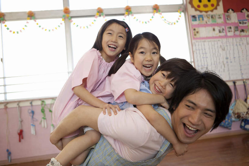 东方人,儿童,背,四个人,伙伴,朋友,学生,教师,笑,微笑,露齿笑,横图,室外,白天,仰视,游戏,友谊,纯洁,窗户,地板,落地窗,亚洲,装饰,包,书包,墙,地面,玩,黄种人,娱乐,木地板,玻璃窗,墙壁,墙面,小孩,背包,休闲,同学,可爱,童年,童趣,校友,童真,烂漫,无邪,同窗,学友,天真,友情,男孩,男人,男性,年轻男性,年轻女性,女孩,女人,女性,亚洲人,讲师,教授,老师,玩耍,嬉戏,半身,彩图,低角度拍摄,双肩包,男生,女生