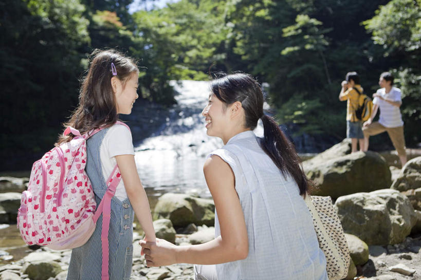 东方人,儿童,四个人,家庭,夫妻,母亲,父亲,女儿,儿子,笑,微笑,露齿笑,横图,室外,白天,爱情,游戏,纯洁,河流,礁石,石头,森林,树林,水,植物,亚洲,握,朦胧,模糊,石子,河水,水流,浪漫,玩,注视,黄种人,娱乐,树,树木,小孩,背面,蓝色,绿色,蓝天,天空,自然,天,观察,看,休闲,温暖,温馨,父女,父子,母女,母子,一家人,恩爱,父爱,可爱,母爱,童年,童趣,握着,恋人,生长,成长,观看,和睦,察看,关注,童真,烂漫,无邪,天真,男孩,男人,男性,年轻男性,年轻女性,女孩,女人,女性,亚洲人,孩子,年轻人,夫妇,情侣,礁,石块,岩石,玩耍,嬉戏,半身,彩图,伴侣,融洽,男生,女生